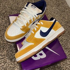 Nike SB dunk low Pro ‘Laser Orange / Lakers’ Sz. 9.5 men’s w/ box
